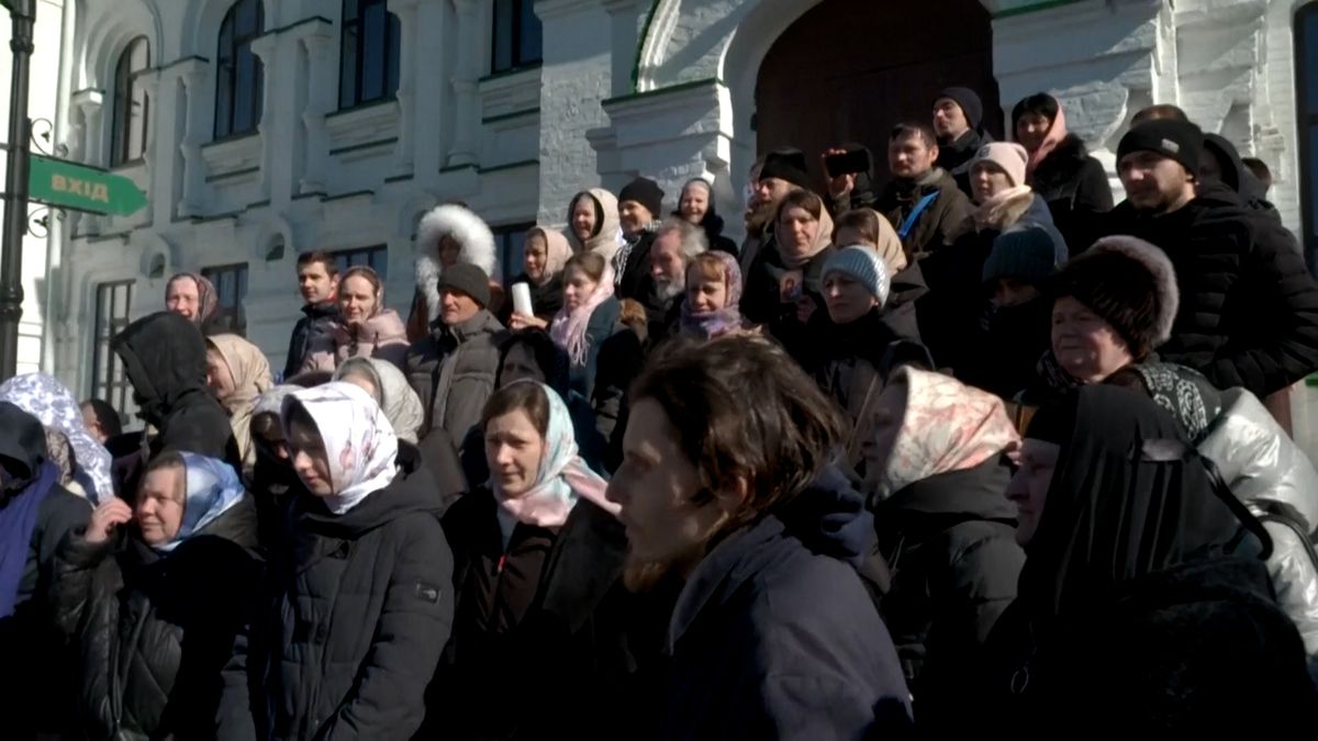 Bůh vám neodpustí, hrozí Zelenskému představený kyjevského kláštera. Odmítá s mnichy odejít